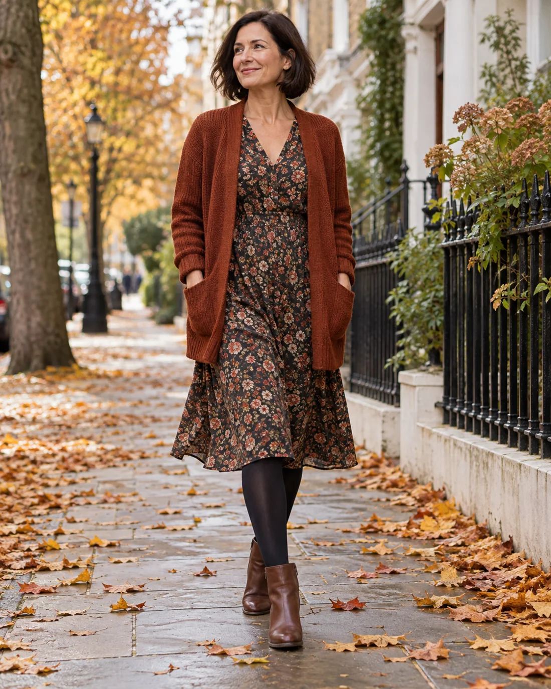 Geblümtes Sommerkleid mit Strickjacke, Strumpfhose und Stiefeletten.
